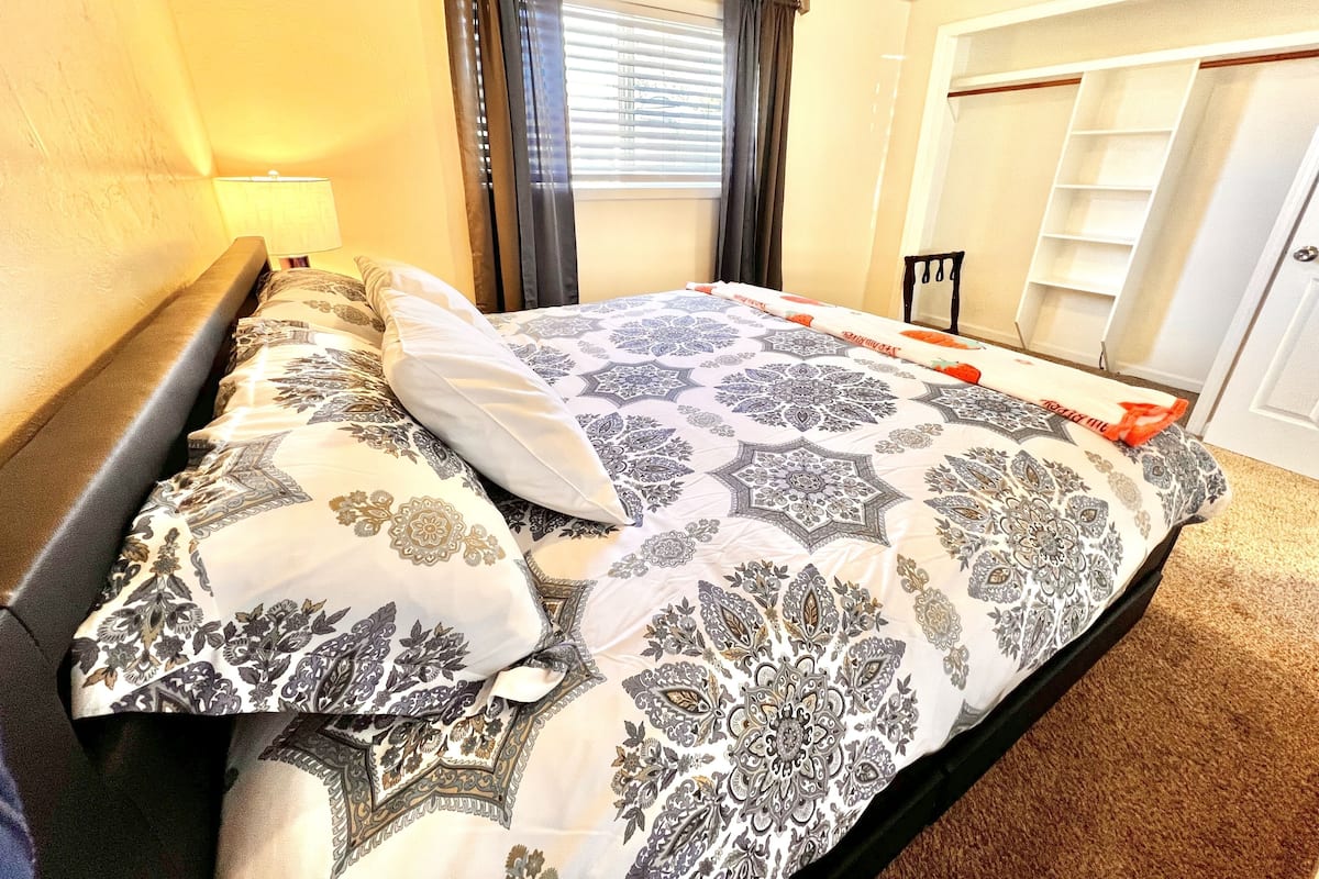 Egyptian cotton sheets, premium bedding, down comforters, pillowtop beds