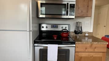 Apartamento Business, 2 habitaciones, cocina (The Palace) | Cocina privada | Frigorífico grande, horno, placa de cocina y lavavajillas
