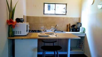 Een koelkast, een magnetron, een koffiezetapparaat/waterkoker