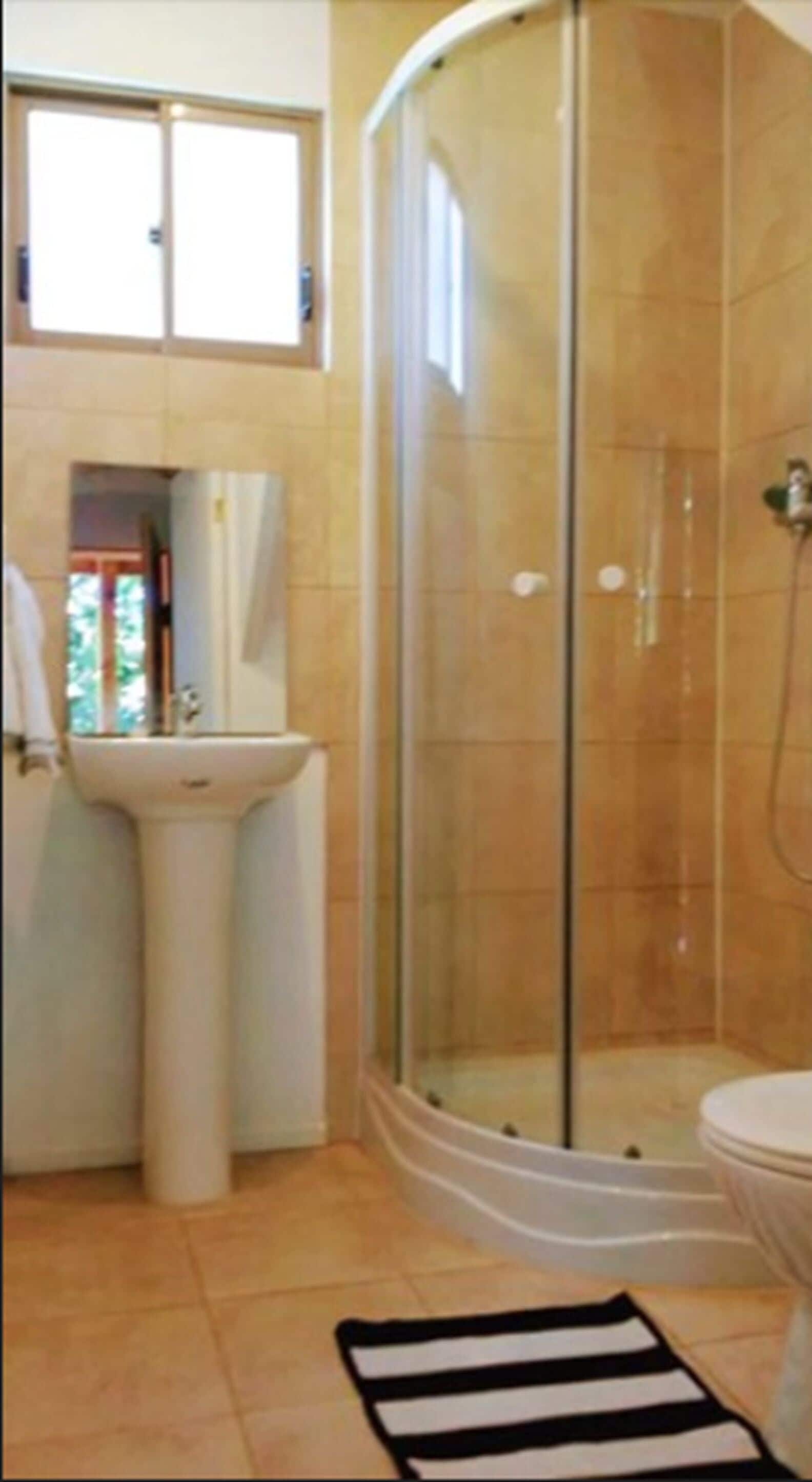 Douche, douche à « effet pluie », sèche-cheveux, serviettes fournies