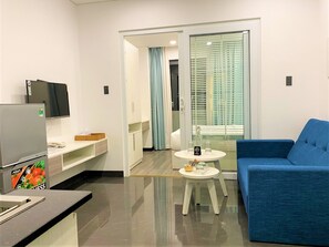Luxury Apartment | Minibar, desk, blackout drapes, soundproofing
