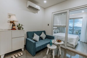 Luxury-Apartment | Minibar, Schreibtisch, Verdunkelungsvorhänge, schallisolierte Zimmer