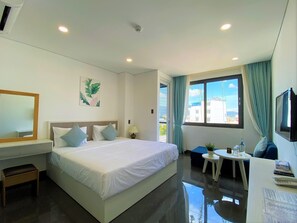 Deluxe Double Room | Bar mini, meja, langsir/tirai gelap terus, kalis bunyi 