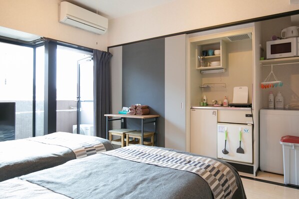 Habitación Deluxe con 2 camas individuales | 1 dormitorio, decoración individual, escritorio y cortinas opacas