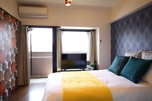 Kamar Double Standar | Didekorasi berbeda-beda, meja kerja, tirai kedap cahaya, dan kedap suara