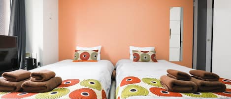 Decoración personalizada, escritorio y cortinas blackout