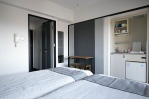Habitación Deluxe con 2 camas individuales | Decoración personalizada, escritorio y cortinas blackout 