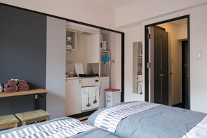 Kamar Twin Deluks | Didekorasi berbeda-beda, meja kerja, tirai kedap cahaya, dan kedap suara