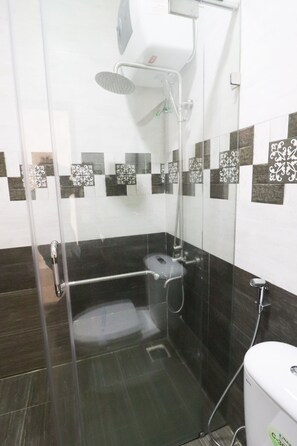 Superior Quadruple Room | Bathroom | Shower, hair dryer, slippers, bidet - Mine Hotel Da Lat (Da Lat)