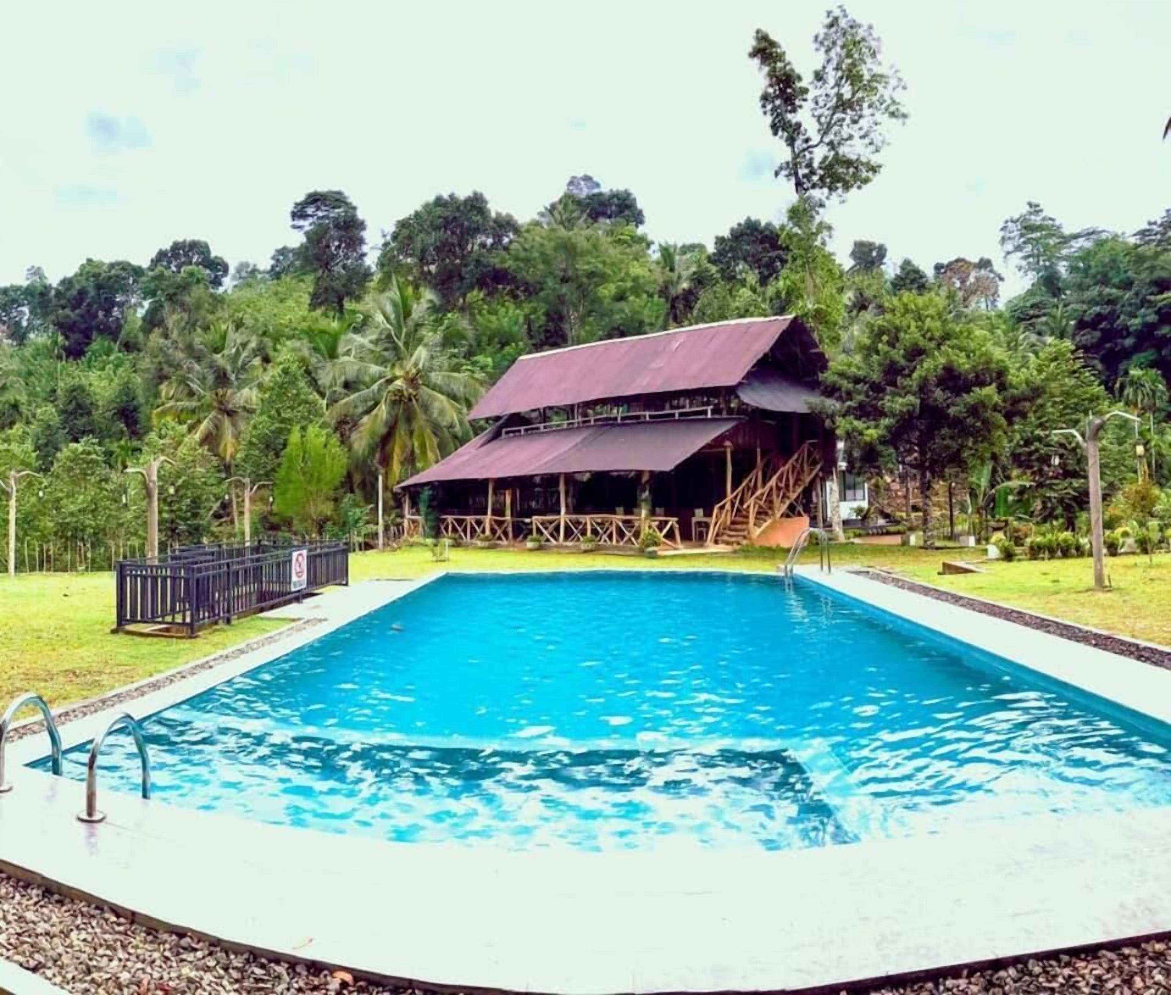 Una piscina al aire libre