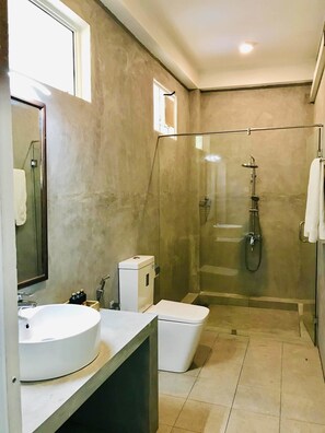 Suite, Bergblick | Badezimmer | Dusche, Handtücher