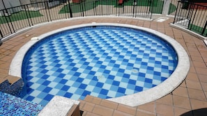 2 piscinas externas, guarda-sóis
