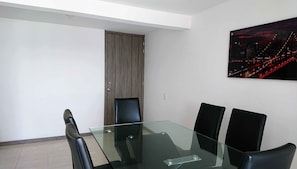 Apartamento família | Área de estar | Dock para MP3