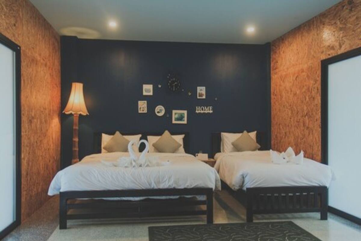Deluxe Family Room | Cortinas blackout, wifi gratis y ropa de cama