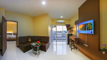 Deluxe Double Room | Living area