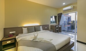 Deluxe Double Room | Blackout drapes, free WiFi, bed sheets, wheelchair access - Thawan Apartment (Satun)