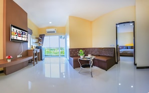 Deluxe Double Room | Living area - Thawan Apartment (Satun)