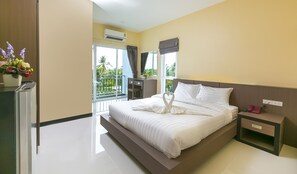 Cortinas blackout, wifi gratis y ropa de cama