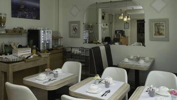 Petit déjeuner continental servi les week-ends (12 EUR par personne)