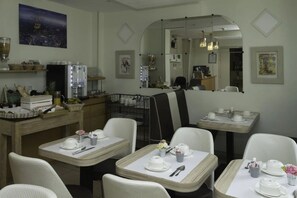 Sarapan ala kontinental di akhir pekan (EUR 12 per orang)