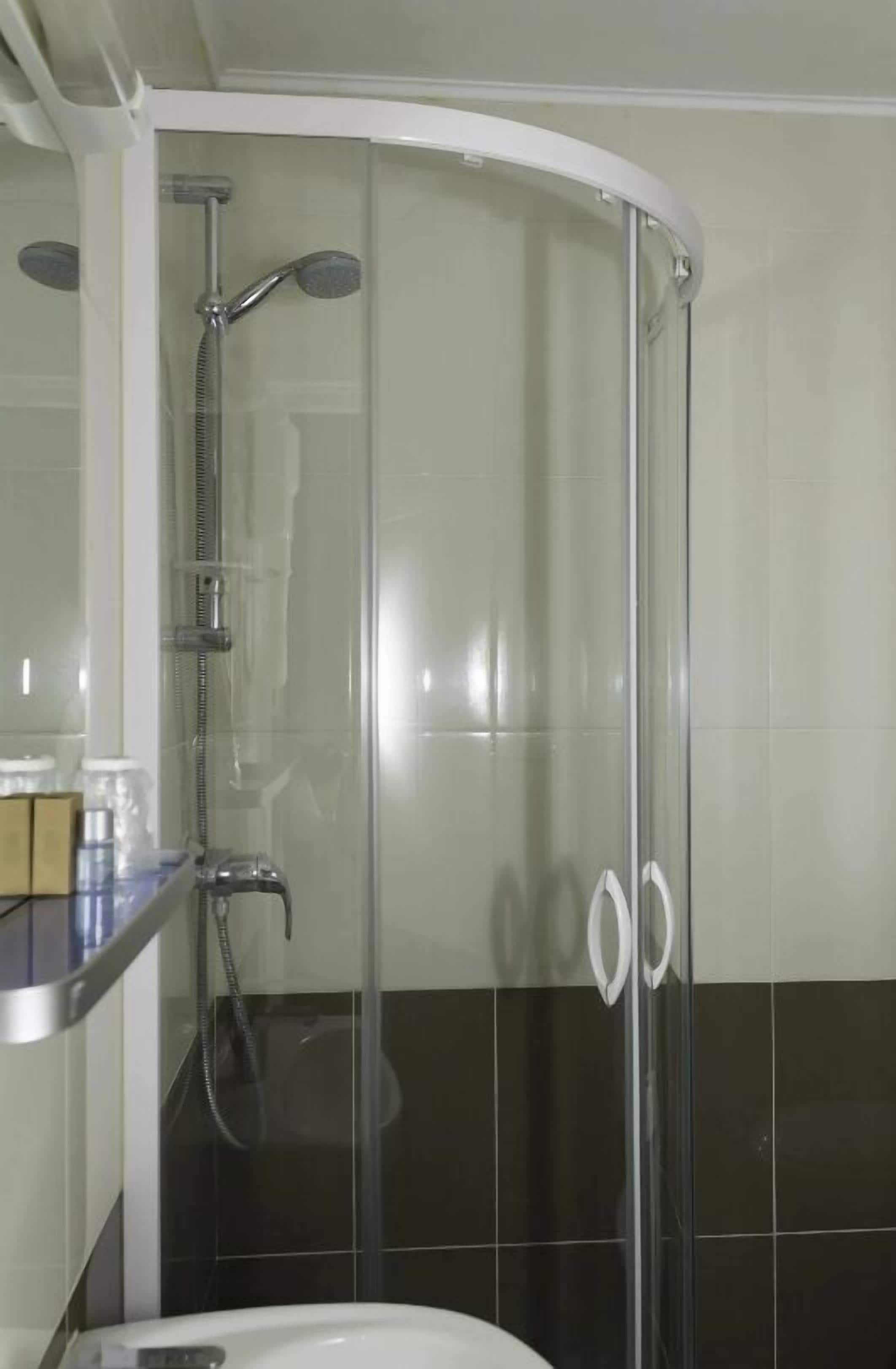Doccia, asciugacapelli, asciugamani, sapone