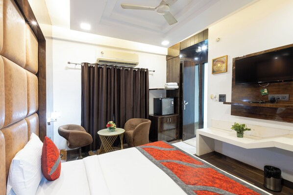 Egyptian cotton sheets, premium bedding, memory foam beds - Hotel Gold Souk (New Delhi)