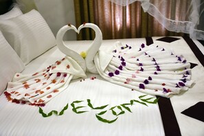 Deluxe-dobbeltværelse | Pengeskab på værelset, skrivebord, mørklægningsgardiner