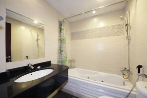 Appartement | Salle de bain | Articles de toilette gratuits, sèche-cheveux, bidet, serviettes fournies