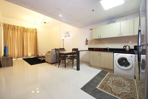 Appartement | Cuisine privée | Grand réfrigérateur, micro-ondes, four, plaque de cuisson