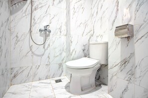 Quarto casal luxo | Banheiro | Chuveiro, toalhas de banho