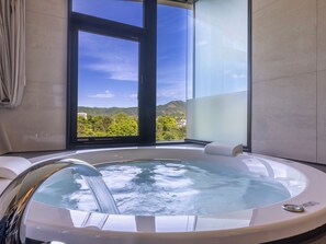 Deluxe Twin Room B | Bathroom | Separate tub and shower, deep soaking tub, free toiletries, hair dryer - Hotel Riverte Kyoto Kamogawa (Kyoto)