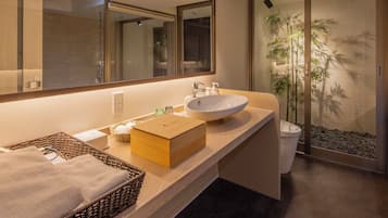 Chambre avec lits jumeaux (Moderate, B) | Salle de bain | Baignoire et douche séparées, baignoire relaxante profonde