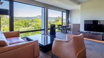 Riverte Suite | Living area | 40-inch flat-screen TV with digital channels, TV