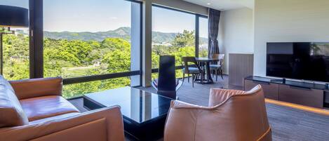 Habitación (Riverte Suite) | Área de sala de estar | Televisión de pantalla plana de 40 pulgadas con canales digitales