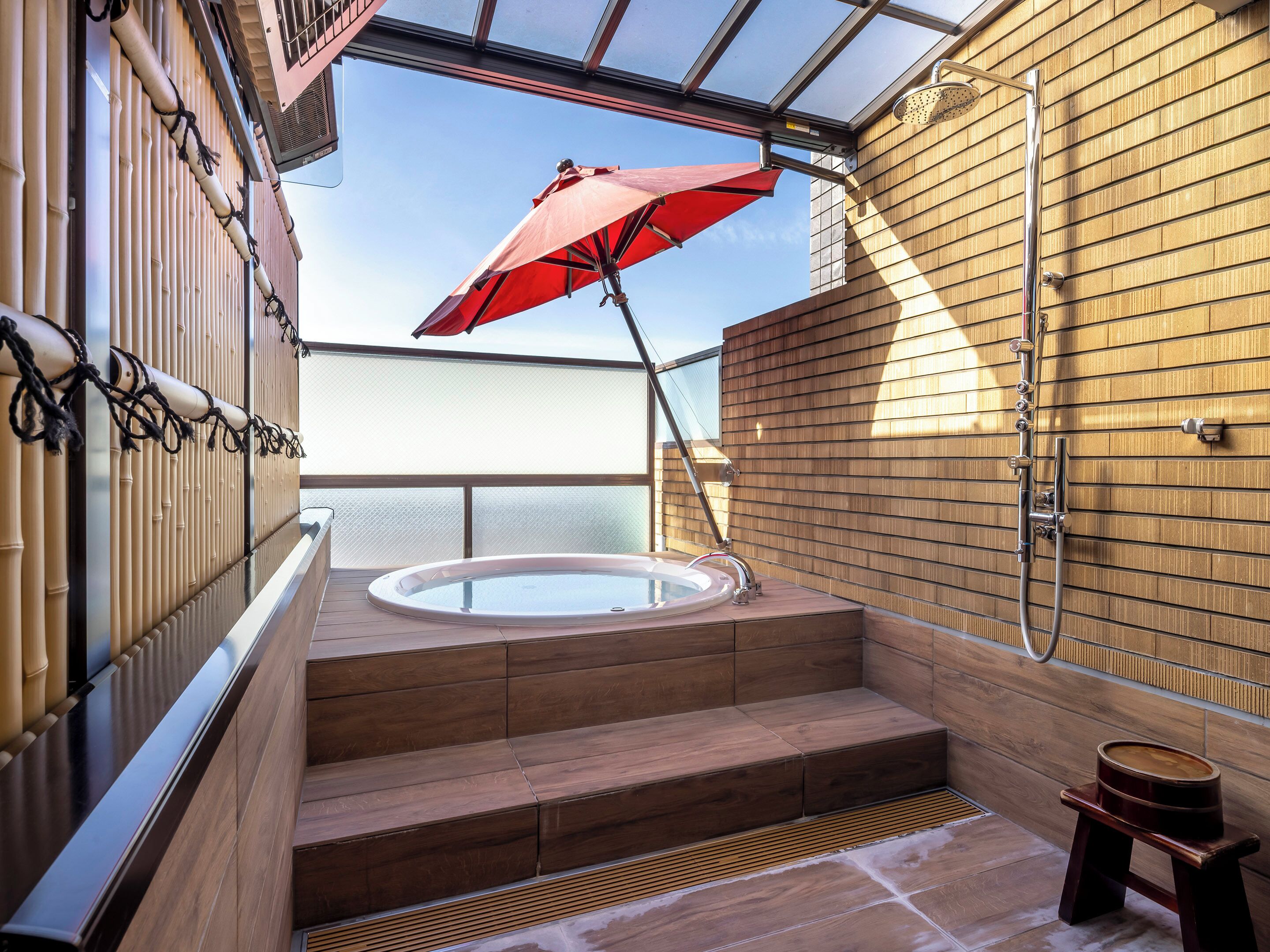 Deluxe Twin kamer (A with Open Air Bath) | Badkamer | Een aparte badkuip en douche, een diep bad, gratis toiletartikelen
