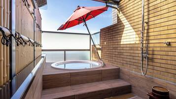 Deluxe Twin kamer (A with Open Air Bath) | Badkamer | Een aparte badkuip en douche, een diep bad, gratis toiletartikelen