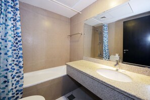 Un baño con bañera, lavamanos y ducha.
