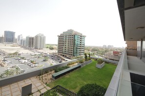 Studio | Balcony - Signature Holiday Home - Matrix Tower (Dubai)
