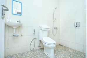 Deluxe Suite | Bathroom | Shower, towels