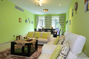 Apartment | Living room | Flat-screen TV