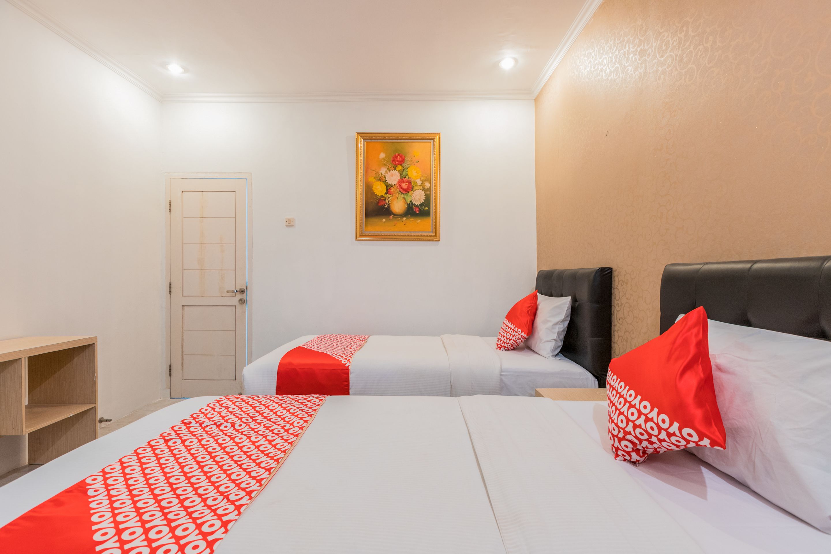 Desk, free WiFi, bed sheets