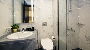 Apartment | Bilik Mandi | Kelengkapan dandanan diri percuma, bidet, tuala disediakan 