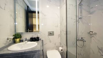 Apartment | Bathroom | Free toiletries, bidet, towels