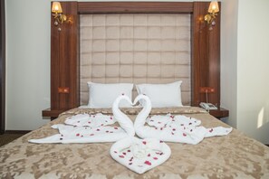 Muebles diferentes, cortinas blackout y sistema de insonorización 