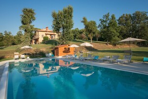 Una piscina al aire libre (de 09:30 a 22:30), sombrillas, tumbonas