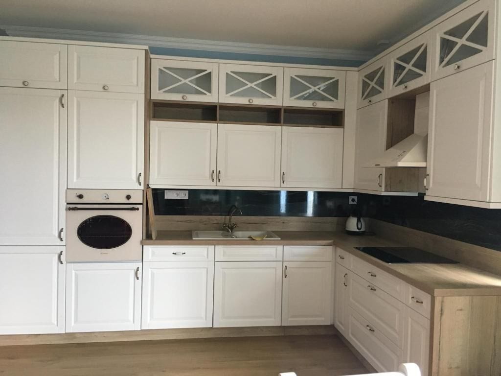 Apartamento, vista para a cidade | Opções para refeição no quarto