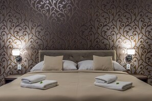 Minibar, coffres-forts dans les chambres, bureau