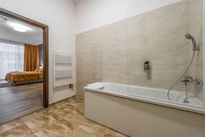 Kostenlose Toilettenartikel, Hausschuhe, Handtücher, Seife