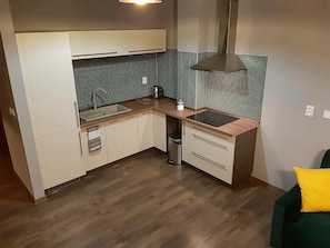 Appartement, 1 chambre, cuisine, vue ville | Restauration dans la chambre