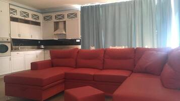 Apartment, Stadtblick | Wohnbereich | Smart-TV